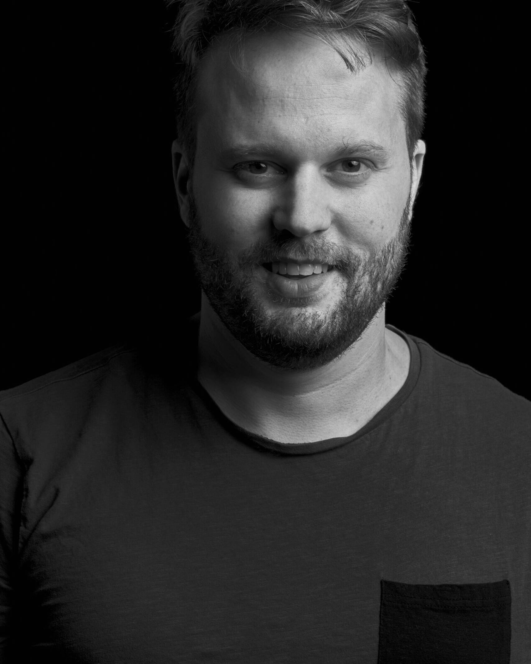 Uomo sorridente con barba e capelli